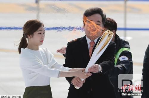 韩国总理李洛渊(右)、平昌冬奥宣传大使金妍儿(左)手持圣火。