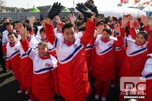 2月8日，朝鲜冬奥代表团在韩国江陵奥运村举行升旗仪式。